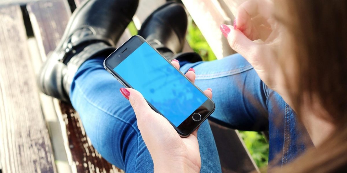 手机屏幕上打开 ip地址查询本机 App 的主界面，深色卡片式布局里显示 IPv4 与 IPv6 双地址，下方一排场景标签在灯光下泛着钴蓝的边